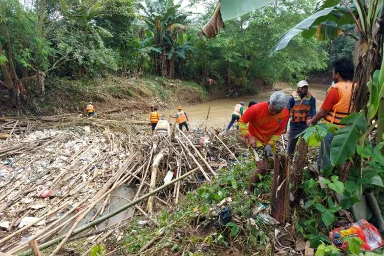 Sampah Bambu Menumpuk di Sungai Cikeas Perbatasan Bekasi-Bogor (Dok. KP2C)