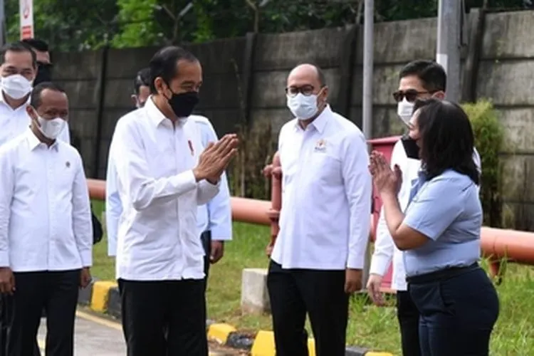 Ketua Umum Kadin, Rosan P Roeslani bersama Presiden Joko Widodo saat proses vaksinasi Covid-19 Gotong Royong untuk Pekerja di Kabupaten Bekasi/dok: Biro Pers Sekretariat Presiden RI.
