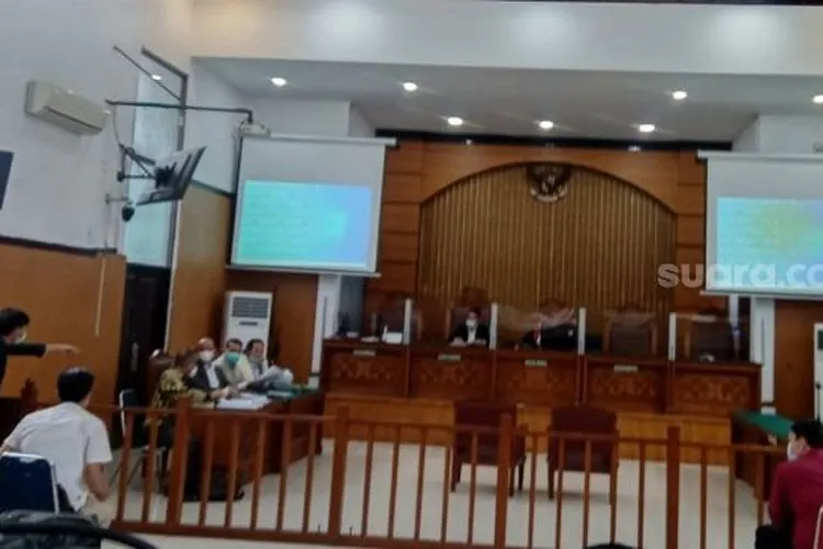 Sidang gugatan praperadilan yang dilayangkan oleh Habib Rizieq Shihab ditunda oleh hakim tunggal Suharno, Senin (22/2/2021). (Suara.com/Yosea Arga)