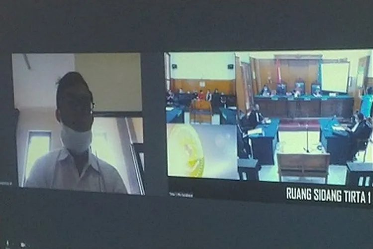 Suasana sidang vonis terhadap Febriansyah Puji Handoko, terdakwa pembocoran data pelanggan salah satu operator seluler.(Humas PN Surabaya)
