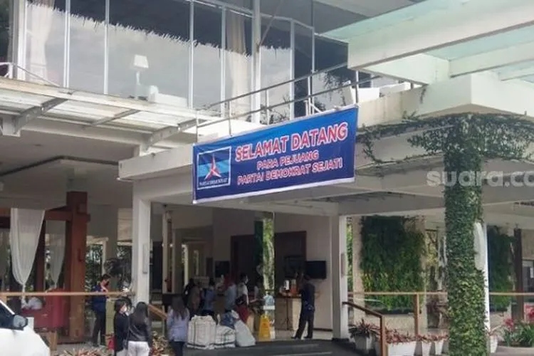 Spanduk 'Para Pejuang Partai Demokrat Sejati' terpasang di lokasi KLB Demokrat. [Suara.com/Muhlis]