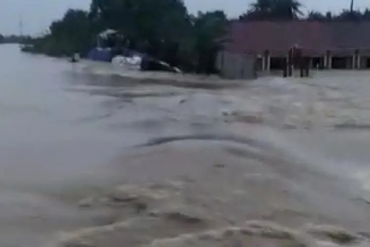 Tangkapan layar tanggul Sungai Citarum di Desa Sumberurip Kabupaten Bekasi jebol. Ratusan warga di Kampung Babakan Banten terendam banjir.[Istimewa]