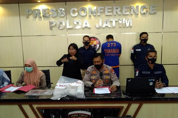 Ditreskrimsus Polda Jatin menunjukan pelaku dan barang bukti kasus prostitusi online saat press release, Rabu (10/3/2021). (Ayosurabaya/Praditya)