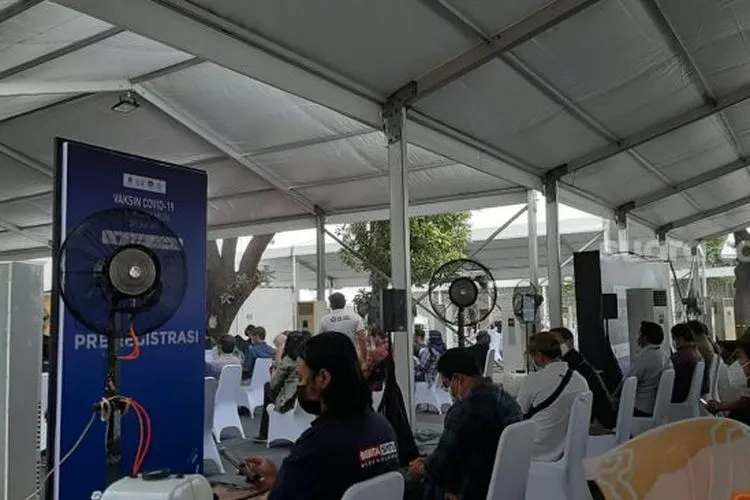Suasana ruang tunggu, pemberian vaksin bagi wartawan di GBK, Senayan, Jakarta [Suara.com/Ummi Hadyah Saleh].
