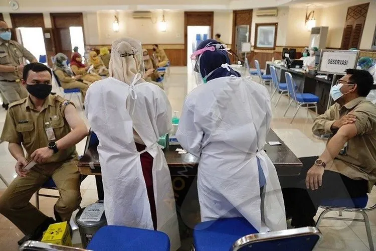 ASN di lingkungan Pemkot Jakarta Pusat mengikuti vaksinasi Covid-19 di Ruang Serbaguna Utama  Kantor Wali Kota Jakarta Pusat. (Ayojakarta/Iche)