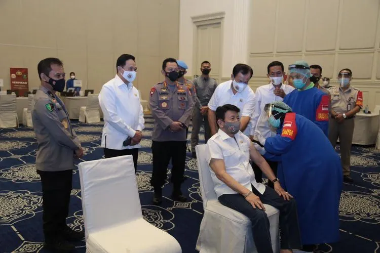 2.282 purnawirawan Polri disuntik Vaksin Covid-19 yang digelar Mabes Polri di Gedung Tribrata, Jakarta Selatan, Senin (8/3/2021). (dok)