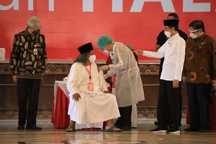 Presiden Joko Widodo didampingi Gubernur Jateng Ganjar Pranowo meninjau proses vaksinasi Covid-19 bagi ulama dan tokoh lintas agama di MAJT, Semaran, Rabu (10/8/2021). (dok) (Twitter Jokowi)