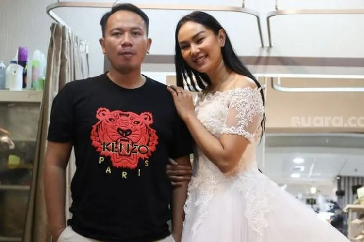 Kalina Oktarani berpose dengan Vicky Prasetyo saat fitting gaun untuk pernikahan mereka di Kawasan Tambora, Jakarta Barat, Jumat (5/3/2021). [Suara.com/Alfian Winanto]