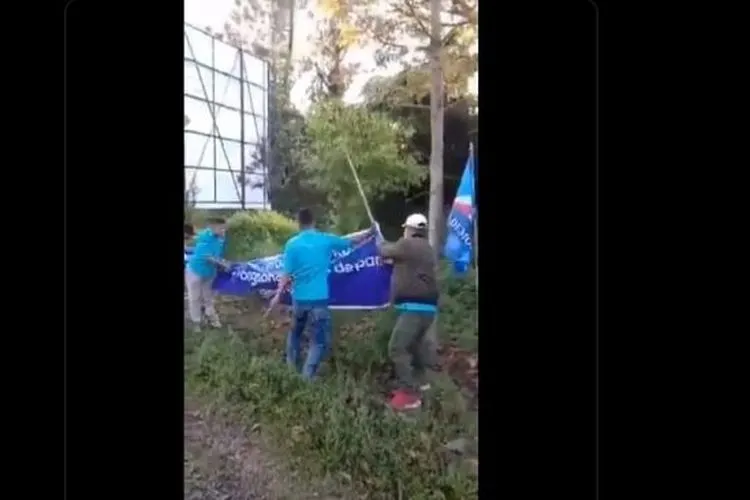 Video pencopotan spanduk bertuliskan Moeldoko dalam KLB Partai Demokrat. [Twitter/@soeyoto1]