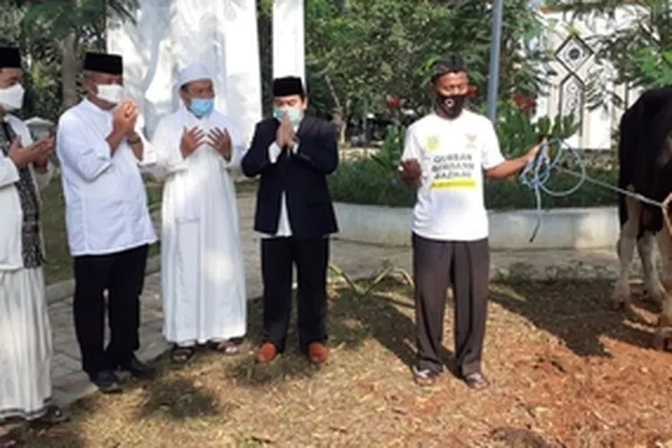 Bupati Bogor Serahkan Dua Sapi Limousin Seberat 1 Ton ke DKM Masjid Baitul Faizin / dok. Humas Pemkab Bogor