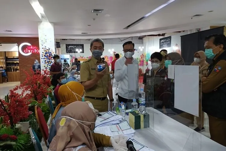 Wakil Wali Kota Bogor Dedie A Rachim saat memantau vaksinasi covid-19 di Mall Lippo Ekalokasari, Kota Bogor / Yogi Faisal