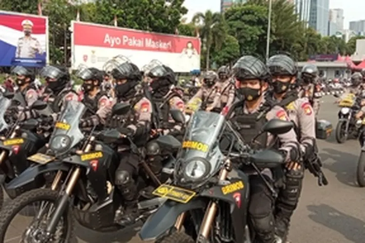 Petugas gabungan melakukan patroli di seluruh wilayah DKI Jakarta. (Ayojakarta.com/Fichrihakiim)