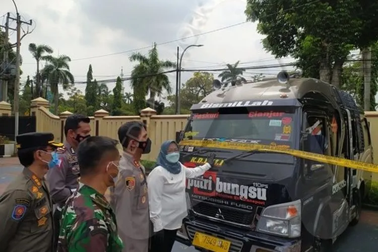 Forkopimda Kabupaten Bogor saat melihat kondisi mobil travel gelap yang berhasil diamankan petugas di Mako Polres Bogor / Yogi Faisal