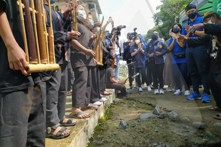 Ketua Umum Partai Demokrat Agus Harimurti Yudhoyono (AHY) bersama istri Annisa Pohan disambut lantunan alat musik angklung, saat berada di Kampung Labirin, Kota Bogor. (Yogi Faisal)