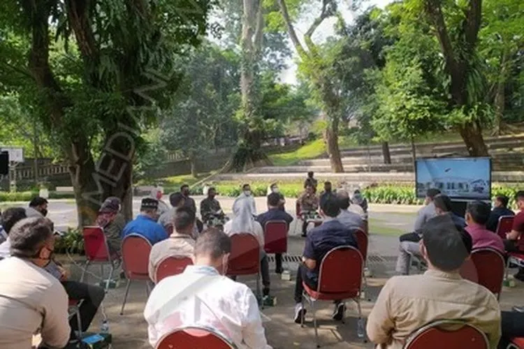 Satgas Covid-19 Kota Bogor saat menggelar rapat evaluasi penanganan Covid-19 di Taman Ekspresi Kota Bogor. (Yogi Faisal)