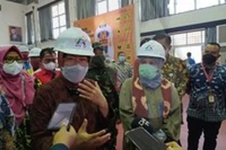 Menteri Sosial Tri Rismaharini saat mengunjungi Pusat Rehabilitasi Vokasional Bina Daksa, Cibinong, Kabupaten Bogor. (Yogi Faisal)