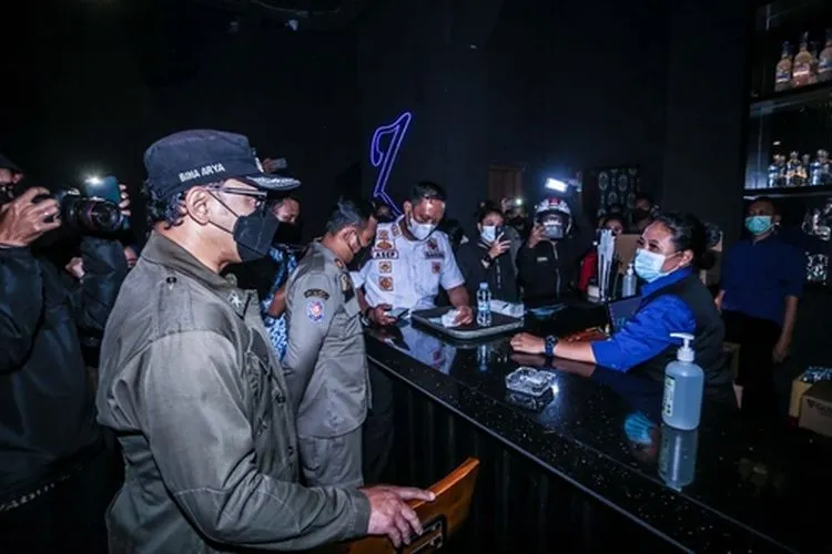 Satgas Covid-19 Kota Bogor saat melaksanakan patroli malam ke sejumlah THM di Kota Bogor (Dok. Humas Pemkot Bogor)