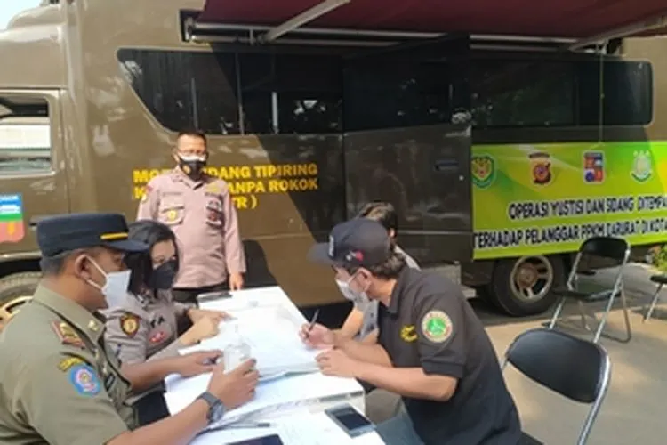 Satgas Covid-19 Kota Bogor saat melakukan sidang pelanggaran PPKM Darurat (Yogi Faisal)