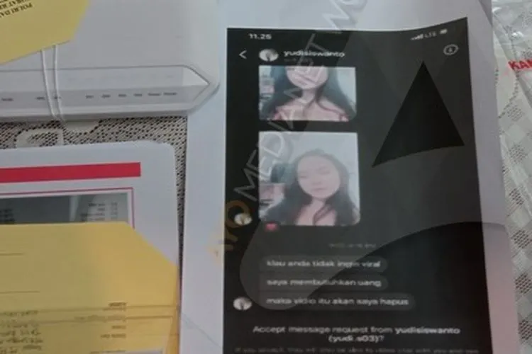 Barang bukti terkait kasus pendistribusian video asusila artis berinisial GL. (Ayojakarta.com/Fichrihakiim)