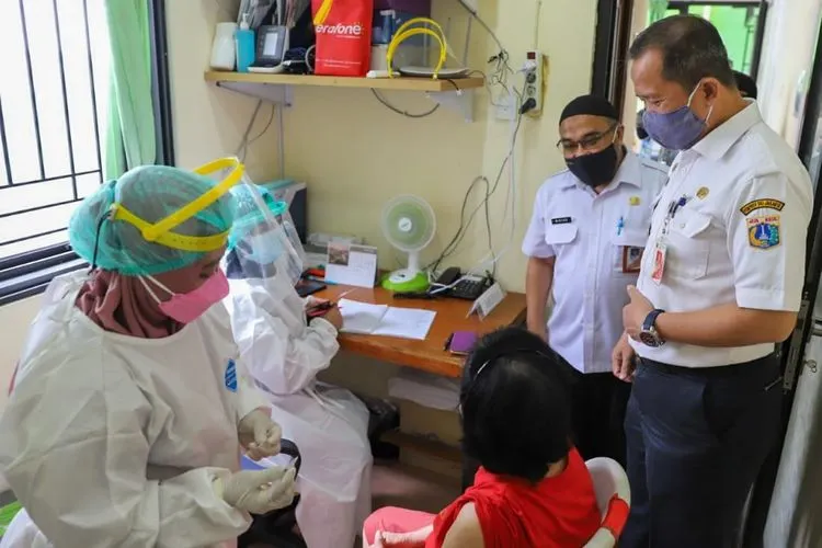 Wali Kota Jakarta Utara Ali Maulana Hakim meninjau vaksinasi lansia di RSUD Pademangan/dok: utara.jakarta.go.id.