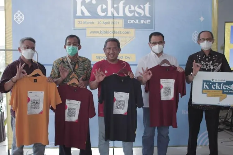 Seremoni peluncuran program bjb DigiCash KickFest diselenggarakan secara offline dengan menerapkan protokol kesehatan ketat di C59 Factory, Cigadung, Kota Bandung, Jumat (26/3/2021). Acara tersebut digelar bekerjasama dengan Dinas Koperasi dan Usaha Mikro, Kecil dan Menengah (KUMKM) Kota Bandung.