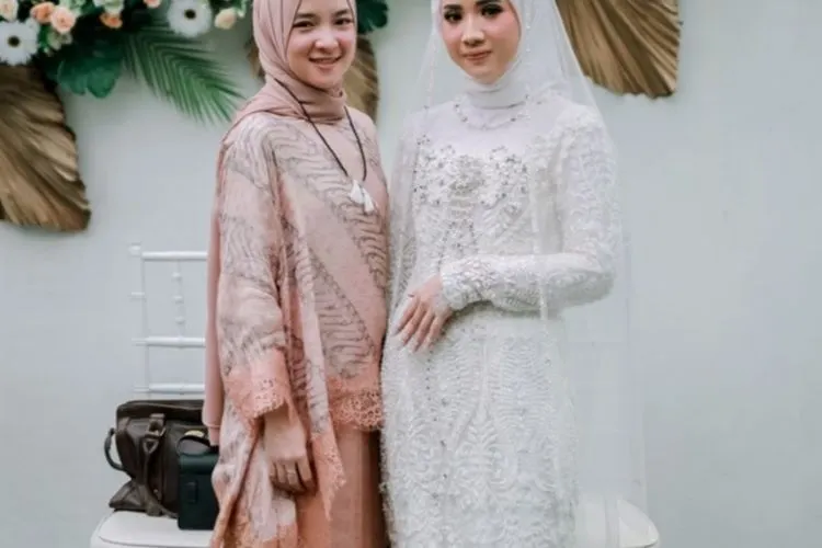 Nissa 'Sabyan' Foto Bareng Pengantin, Perutnya Jadi Sorotan / dok. Instagram