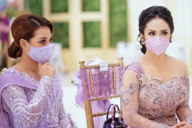 Aurel dan Krisdayanti saat acara lamaran / Instagram @krisdayantilemos