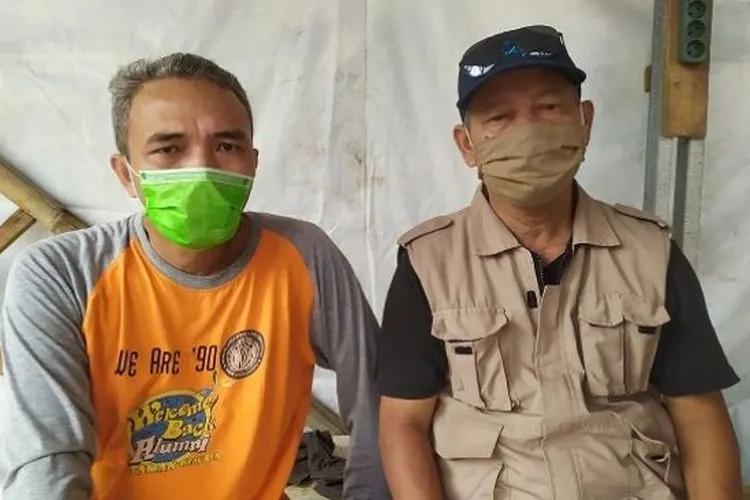 Ketua RT 05/06 Kelurahan Mampang, Kecamatan Pancoran Mas Barep Suroso saat menjelaskan prihal dana bansos yang disunat sebesar Rp 25 ribu. (Suara.com/Supriyadi)