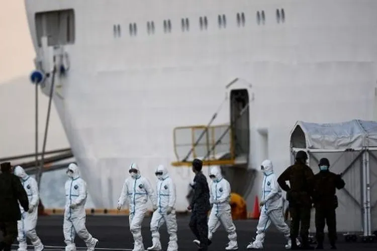 Sejumlah petugas kesehatan Jepang keluar dari kapal Diamond Princess yang dikarantina karena virus corona. (Foto: AFP)
