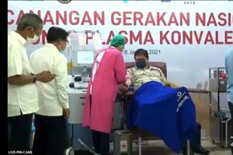 Menko Perekonomian Airlangga Hartarto mendonorkan plasma konvalesen yang digelar PMI/Suara.com