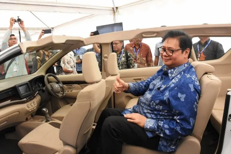 Menteri Perindustrian Airlangga Hartarto menaiki mobil listrik. (Antara)