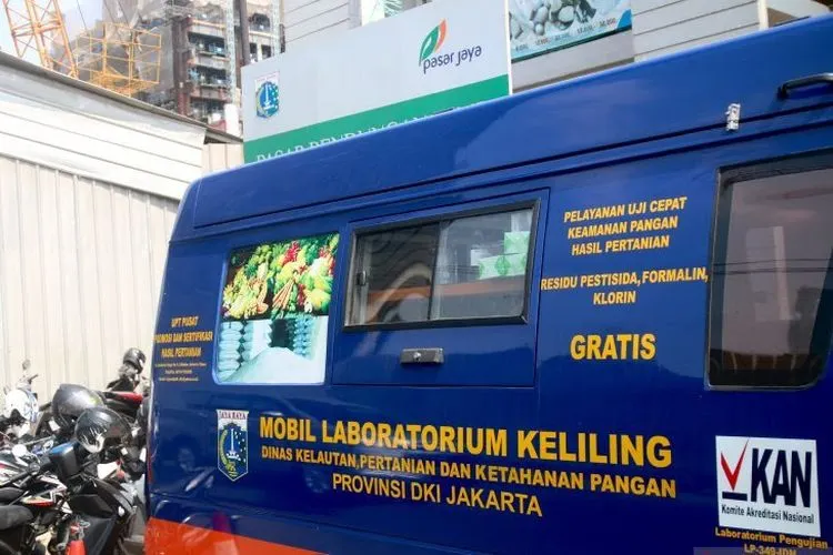 Mobil laboratorium keliling Dinas KPKP DKI Jakarta terparkir di tempat penampungan sementara Pasar Bendungan Hilir, Jakarta, Rabu (24/7/2019). (ANTARA/Genta Tenri Mawangi)