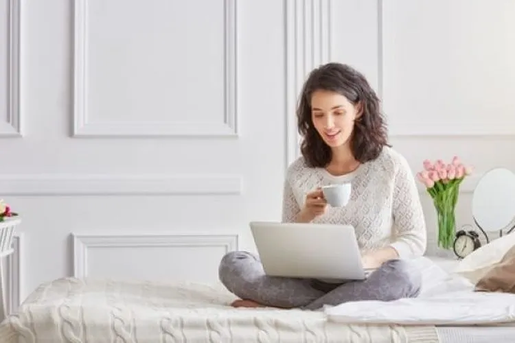ilustrasi bekerja di atas kasur. shutterstock