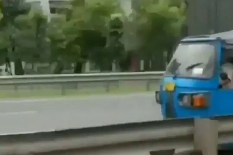 Bajaj nekat lawean arus di jalan tol (Instagram)