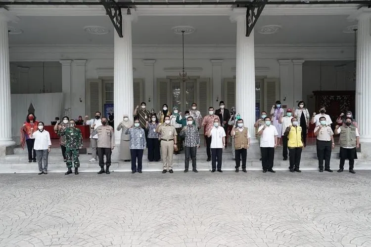 Gubernur DKI, Anies Baswedan bersama para penerima undangan vaksin Covid-19 Sinovac di Balai Kota DKI Jakarta (Instagram @aniesbaswedan)