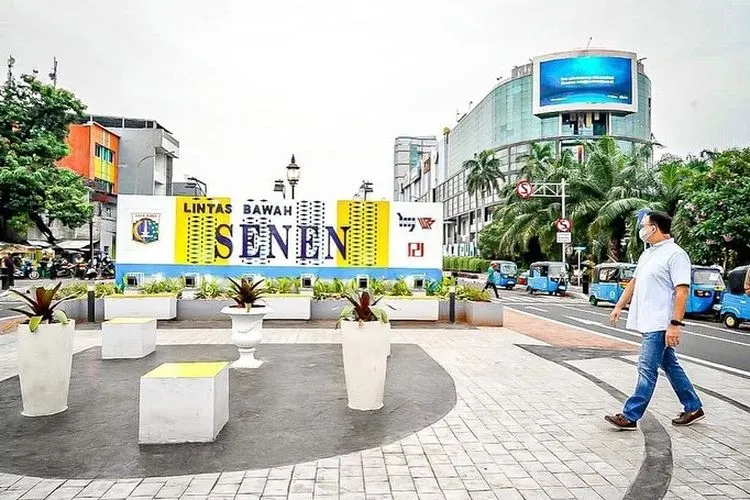 Gubernur DKI, Anies Baswedan saat berada di kawasan Senen (Instagram @aniesbaswedan)