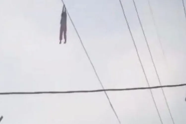 Seorang anak bergelantungan di kabel listrik. (Ist)