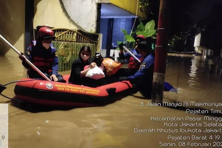 Petugas Damkar lakukan evakuasi warga terdampak banjir di Pejaten Timur/dok: Instagram @humasjakfire