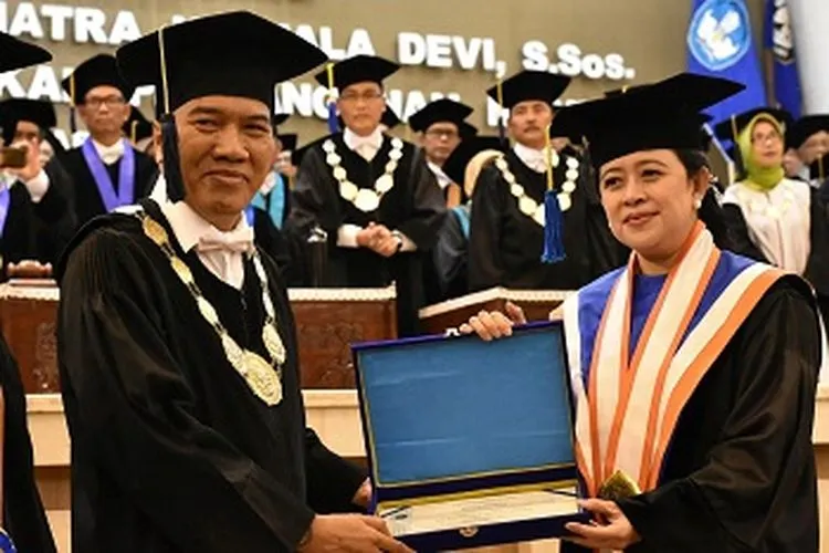 Rektor Undip Prof Dr Yos Johan Utama dan Ketua DPR RI Puan Maharani saat prosesi penyerahan gelar doktor HC di Gedung Prof Dr Soedarto SH, di Tembalang, Jumat (14/2/2019) sore. (Arie Widiarto/Ayosemarang.com)
