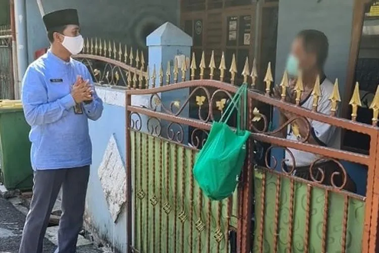 Warga Malaka Jaya yang melakukan isolasi mandiri di rumah mendapatkan bantuan sembako oleh Pemprov DKI/dok: timur.jakarta.go.id