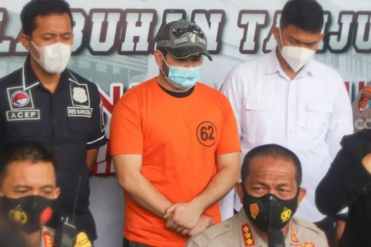 Penyanyi Ridho Roma ketika dihadirkan saat rilis kasus narkoba yang menjeratnya di Polres Pelabuhan Tanjung Priok, Jakarta Utara, Senin (8/2/2021). [Suara.com/Alfian Winanto]