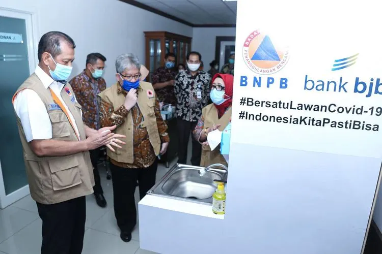 Kepala BNPB Doni Monardo (kiri) Direktur Utama bank bjb Yuddy Renaldi, Direktur Konsumer dan Ritel bank bjb Suartini di Gedung BNPB, Selasa (14/7/2020).