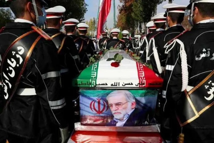 Angkatan bersenjata Iran membawa peti jenazah ilmuwan nuklir Mohsen Fakhrizadeh saat upacara pemakaman dirinya di Teheran, Iran, Senin (30/11/2020). Foto: REUTERS