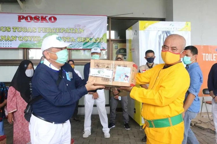 Pemerintah Kota Bekasi menerima 600 paket sembako dari Sekretariat Presiden RI bersama Buddha Tzu Chi Indonesia yang akan dibagikan pada warga terdampak Covid-19 di Kota Bekasi. (dok)
