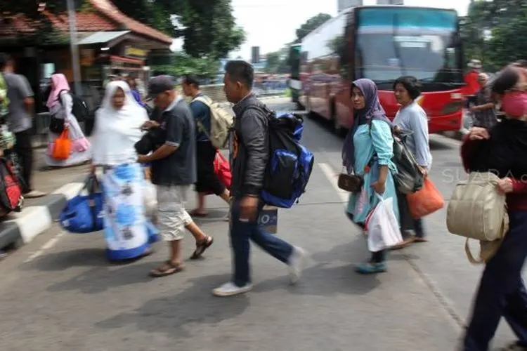 Pemudik saat tiba di Terminal Bus Kampung Rambutan, Jakarta, Sabtu (8/6). [Suara.com/Arief Hermawan P]