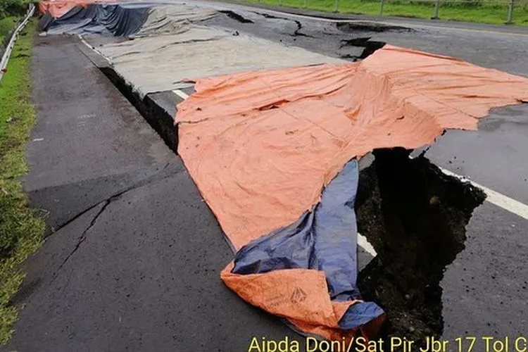 Tol Cipali yang ditutup karena ambles pada KM 117 hingga KM 126. (ist)