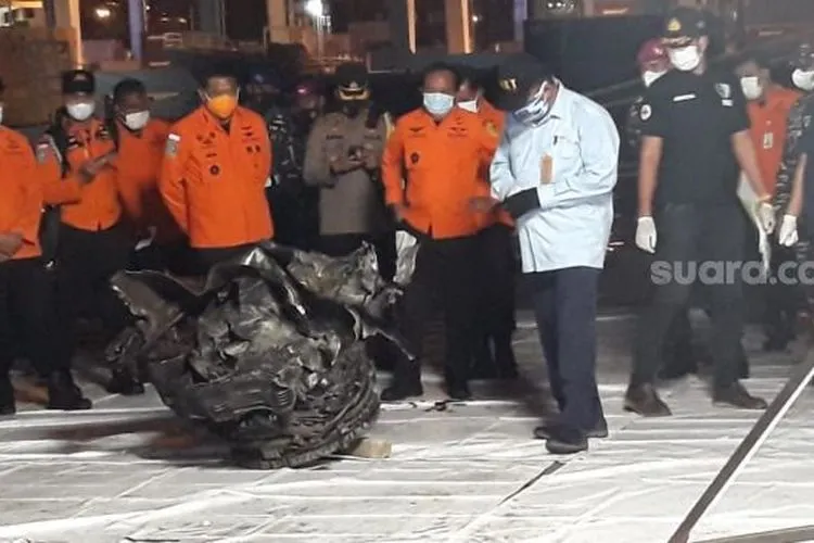 Turbin pesawat Sriwijaya Air SJ 182 dipindahkan dari KRI Cucut ke Posko Terpadu JICT II, Minggu (10/1/2021) malam. [Suara.com/Novian Ardiansyah]