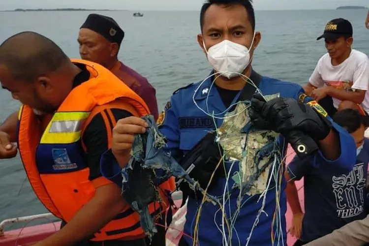 SRIWIJAYA AIR HILANG KONTAK: Begini Penampakan Serpihan yang Disebut Puing Boeing 737-500/Twitter @humasjakfire