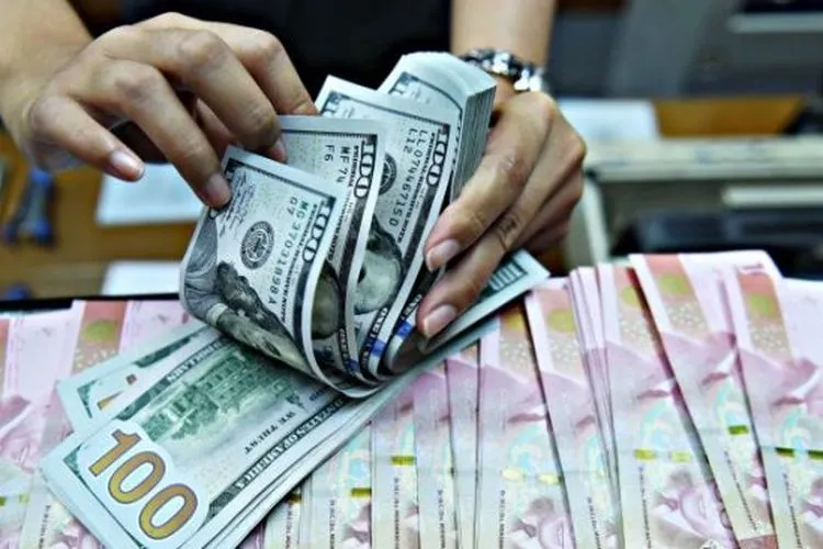 Ilustrasi uang dolar dan rupiah. (dok)