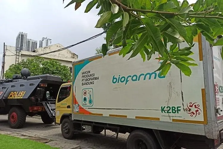 Mobil pengangkut vaksin Covid-19 tiba di Kantor Dinas Kesehatan Provinsi Jawa Timur, Senin (4/1/2021). (Ayosurabaya/Praditya Fauzi Rahman)